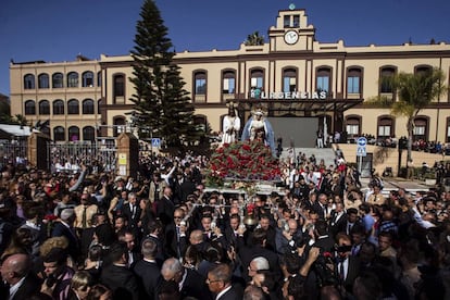 Miles de personas desfilan en una procesión en Málaga el pasado 8 de abril.