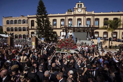 Miles de personas desfilan en una procesi&oacute;n en M&aacute;laga el pasado 8 de abril.
 