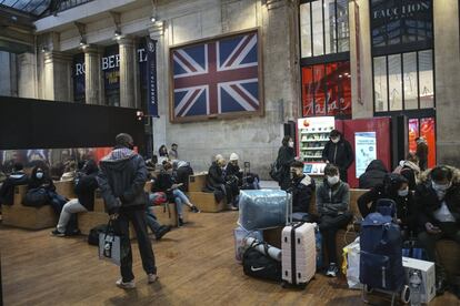 Pasajeros en la terminal de Eurostar en la estación del Norte en París (Francia). Los países de la Unión Europea (UE) acordaron este lunes mantener abiertas las fronteras interiores del espacio Schengen después que Estados miembros como Alemania, Francia, Italia o Bélgica suspendieran sus conexiones con el Reino Unido por la nueva cepa de coronavirus identificada en ese país.