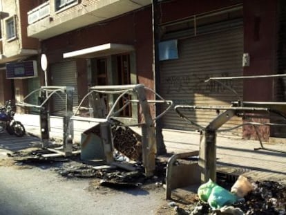 Tres contendores calcinados en la calle Luis Oliag de Valencia, la madrugada del domingo.
