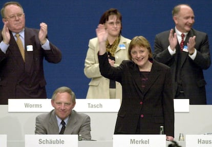 Imagen de archivo tomada el 10 de abril de 2000 que muestra a Angela Merkel, junto al entonces presidente del partido, Wolfgang Schäuble, tras un discurso en una convención del partido en Essen (Alemania).