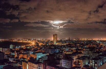 'Lua sobre Havana' (2016) é a imagem que fecha este canto de amor à ilha caribenha