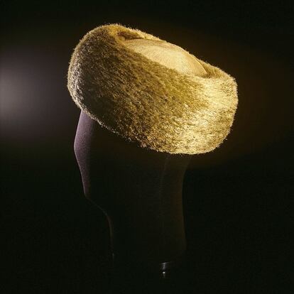 El orfebre italiano Giovanni Corvaja tuvo que desarrollar un sistema para extraer los finísimos hilos de oro, que utiliza como si fueran fibras, para crear la serie ‘The Golden Fleece’ (2009). Tardó 12 años en terminar esta colección.
