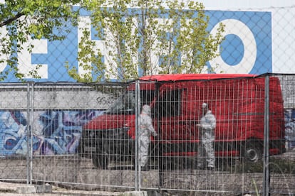 Preparativos del Palacio de Hielo de Majadahonda para albergar a los fallecidos por covid-19, el 5 de abril.