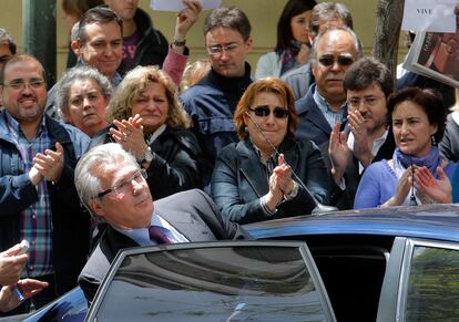 Amigos y compañeros del Baltasar Garzón despiden entre aplausos y lagrimas al juez en el exterior de la Audiencia Nacional.