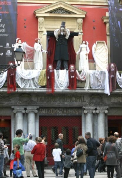 Fachada del Teatro Principal de San Sebastián decorada para la XIII Semana de Cine Fantástico y de Terror.