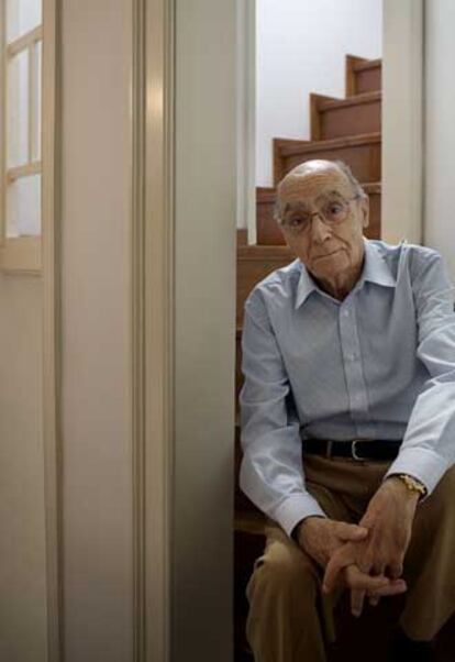 José Saramago, en su casa de Lisboa.