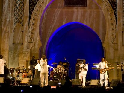 Actuación de Youssou N'Dour y las Super Étoile en Fez.