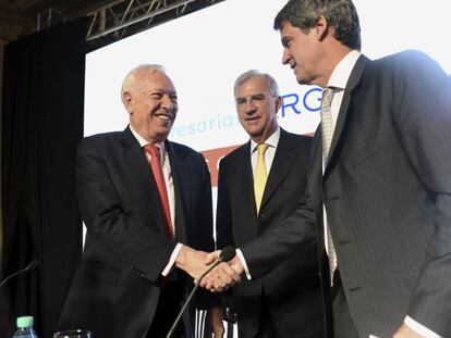 El ministro de Asuntos Exteriores de España, Jose Manuel Garcia-Margallo, saluda el ministro de Economía argentino, Alfonso Prat Gay. Los acompaña el presidente de la Cámara española de Comercio, Guillermo Ambrogi.