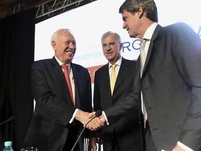 El ministro de Asuntos Exteriores de España, Jose Manuel Garcia-Margallo, saluda el ministro de Economía argentino, Alfonso Prat Gay. Los acompaña el presidente de la Cámara española de Comercio, Guillermo Ambrogi.