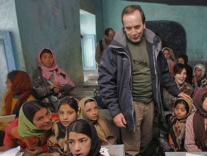 Jos&eacute; Antonio Alonso en una visita a un colegio femenino en Afganist&aacute;n.