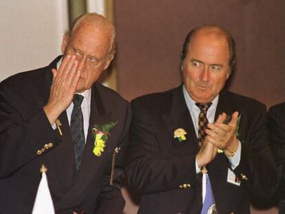 Joao Havelange y Joseph Blatter en una imagen de archivo en 1996