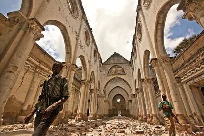 Dramática panorámica de la catedral de Mogadiscio. En el claustro fue asesinado de un tiro en la cabeza el obispo de la ciudad. El retablo ha sido acribillado hasta deformar a Cristo.