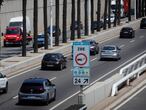 30.7-2021. Barcelona. Carteles y coches en zona de bajas emisiones en ronda litotal . © Foto: Cristóbal Castro