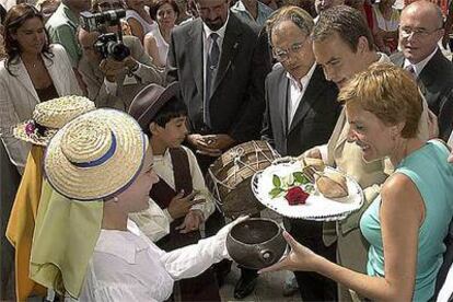 José Luis Rodríguez Zapatero y su esposa, Sonsoles Espinosa, reciben unos obsequios en la isla de La Gomera.