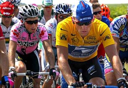 Los ciclistas Lance Armstrong y Joseba Beloki, en la pasada edición del Tour.