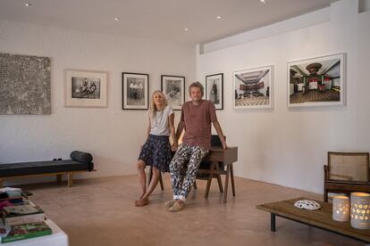 Jorge Fernández y Natalie Rich, en su galería de arte También, en Santa Gertrudis (Ibiza).