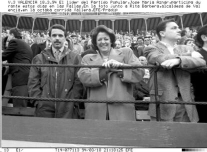 L'exalcaldessa de València, als toros amb José María Aznar el 1994.