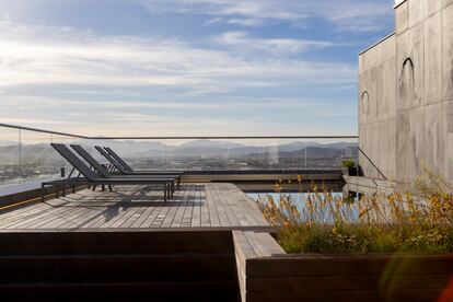 La piscina privada de uno de los áticos, en una foto cedida por Sierra Blanca States.