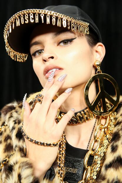 Brillos y estampado de leopardo en el backstage del desfile.