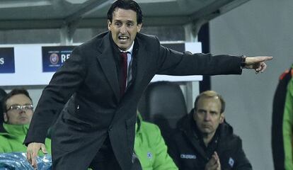 Emery da instrucciones en la banda del Borussia Park.