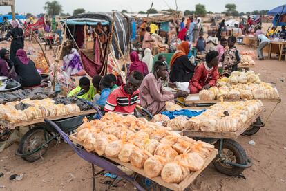 Ali Mohamed Adam, de 17 años, vende pan en un mercado en el interior del campo de Adre. La Agencia de Refugiados de la ONU (Acnur) pidió en septiembre 1.000 millones de dólares para ayudar a los civiles que huyen de la guerra en Sudán. Según sus cálculos, los países vecinos albergarán a al menos 1,8 millones de sudaneses antes de que termine 2023. Los Estados que están recibiendo el mayor flujo de refugiados procedentes de Sudán son, además de Chad, República Centroafricana, Egipto, Etiopía y Sudán del Sur.