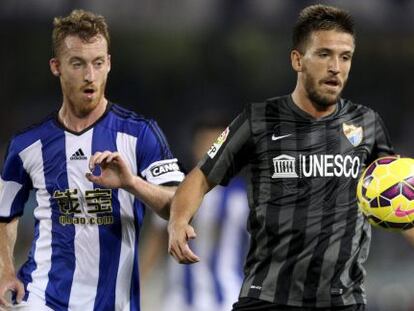 Zurutuza y Camacho luchan por un balón.