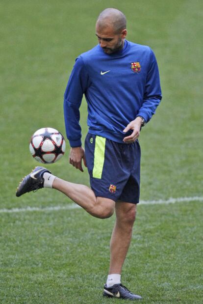 Pep Guardiola, durante el entrenamiento de ayer en San Siro.