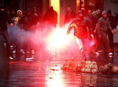 Varias decenas de personas, jóvenes ultranacionalistas en su mayoría, protestan por la detención del criminal de guerra. hoy en el centro de Belgrado