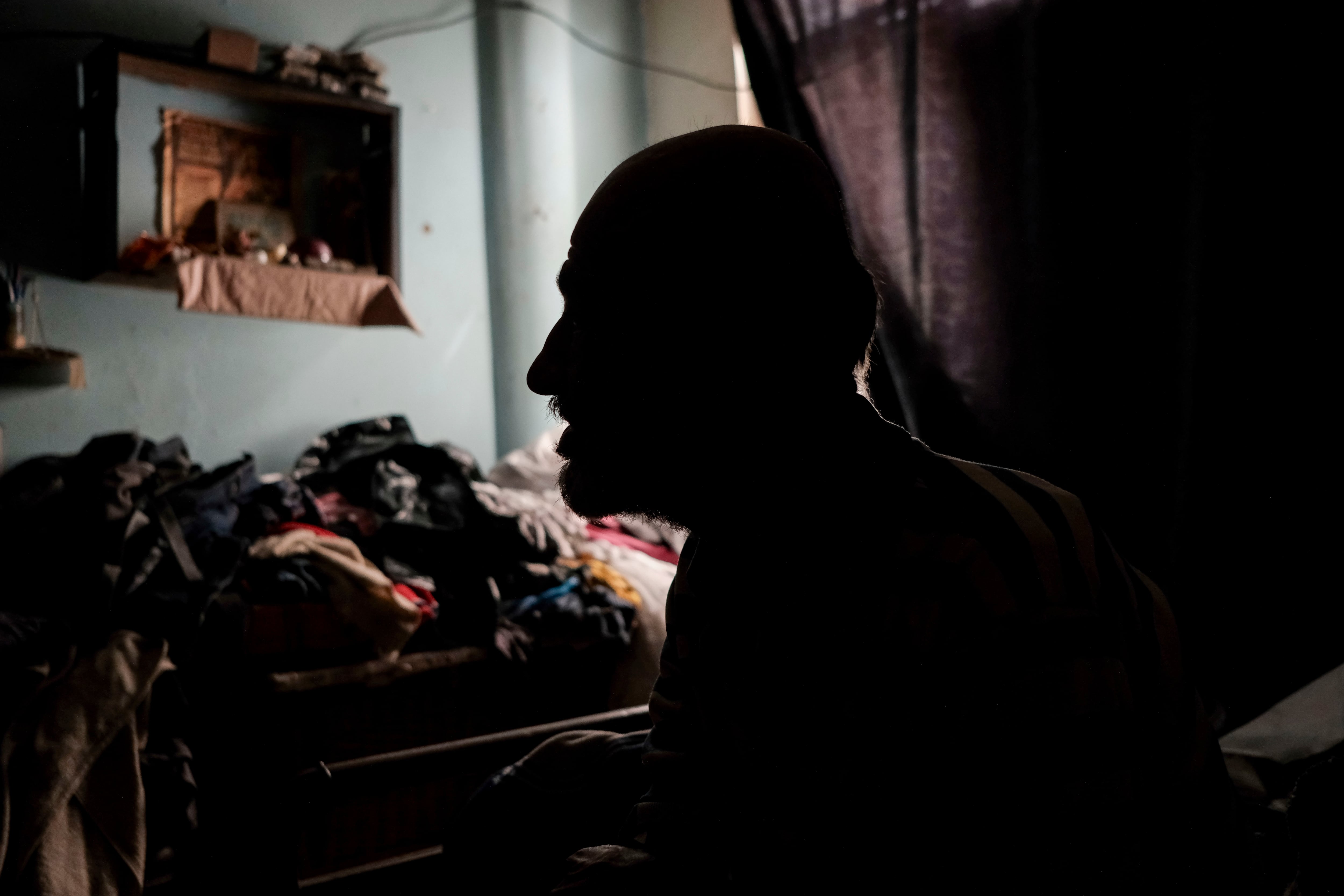 Deiro González en su habitación en el centro de Bogotá.