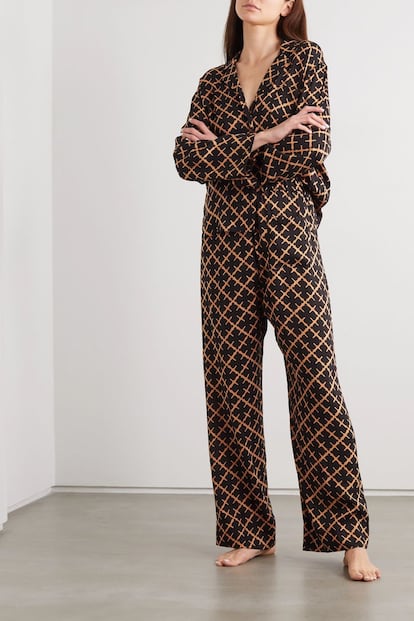 Si lo tuyo es la inspiración años 70 y estás encantada desde que sus estampados y prendas más icónicas volvieron a ser tendencia, seguro que te falta este pijama para completar tu colección. Es de By Malene Birger y tiene un precio de 142 euros.