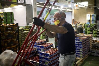 Las medidas de protección contra la covid-19, como guantes y mascarillas, son obligatorias para poder acceder al mercado.