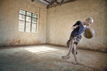 Zawia habla Swahili, Inglés y lenguaje de signos. Quiere ser maestra. Es la líder del grupo, inteligente, viva y carismática. Tiene capacidades para llegar donde quiera. Espero que el universo se lo ponga fácil.