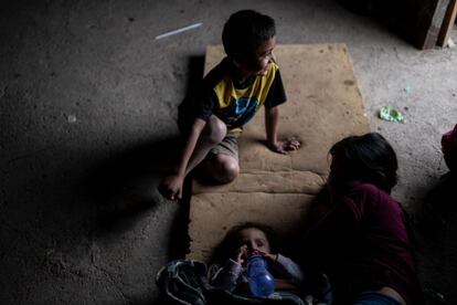 Unos niños, en su casa en la aldea de Juvinani.