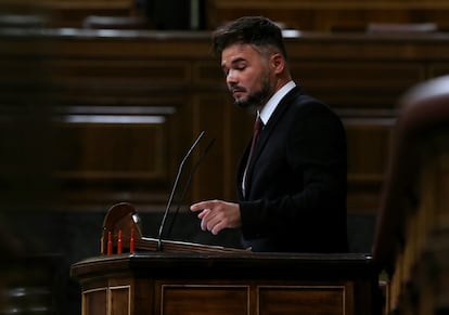 El portavoz de Esquerra, Gabriel Rufián, ha mostrado este martes tres cartuchos de bala en la tribuna del Congreso durante su intervención en el debate sobre el estado de la nación: “Son las que se usaron en la valla de Melilla”, en referencia al salto de finales de junio que costó la vida al menos a 23 personas.