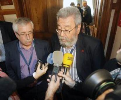 Los secretarios generales de CC.OO, Ignacio Fernández Toxo (i), y UGT, Candido Méndez, en declaraciones a los medios, momentos antes de intervenir hoy en el seminario " Competitividad y Marca España " que se celebra esta semana en la Universidad Internacional Menéndez Pelayo.