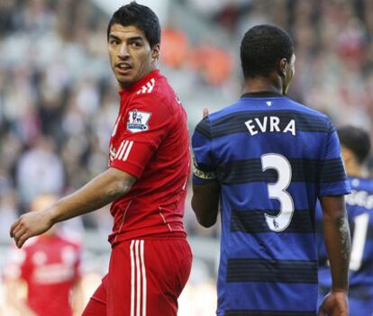 Luis Suárez, junto a Evra.