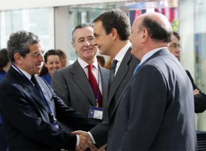 Braulio Medel (izquierda) saluda a José Luis Rodríguez Zapatero en presencia de Miguel Blesa, en el centro, y Juan Ramón Quintás.