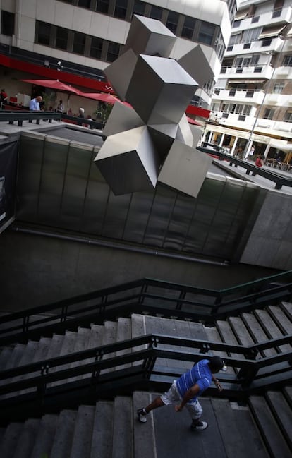 Escultura de Gustavo Torner en la plaza los Cubos.