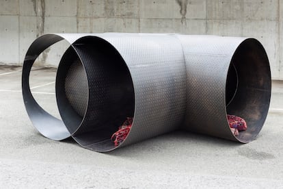 'Vascular (5)', otra de las nuevas piezas producidas en Eibar. Chapa lagrimada de acero curvada y alfombras.
