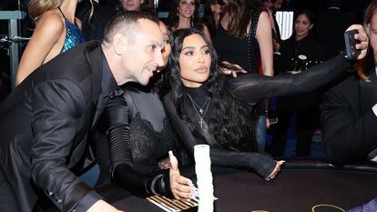 Michael Rubin y Kim Kardashian se toman una foto con LaLa Anthony en una gala en favor de la organización benéfica Reform, fundada por Rubin, en septiembre de 2023 en Atlantic City, Nueva Jersey.