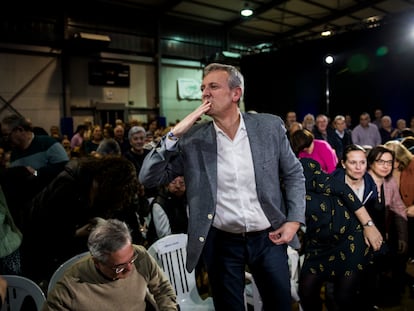 El presidente de la Xunta de Galicia y candidato, Alfonso Rueda, el jueves, durante el acto de apertura de campaña, en la Praza do Obradoiro.