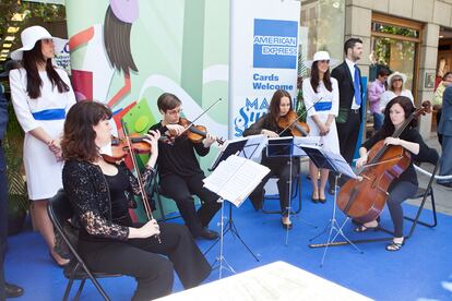 American Express amenizó las compras con un cuarteto de música clásica.