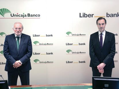 El presidente de Unicaja, Manuel Azuaga (i) junto con el consejero delegado de Liberbank, Manuel Menéndez. EFE/Unicaja