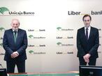 GRAF3511. MÁLAGA, 30/12/2020.- El presidente de Unicaja, Manuel Azuaga (i) junto con el consejero delegado de Liberbank, Manuel Menéndez (d) durante la firma de la fusión entre ambas entidades en un acto celebrado este miércoles en Málaga. EFE/Unicaja SOLO USO EDITORIAL/SOLO DISPONIBLE PARA ILUSTRAR LA NOTICIA QUE ACOMPAÑA