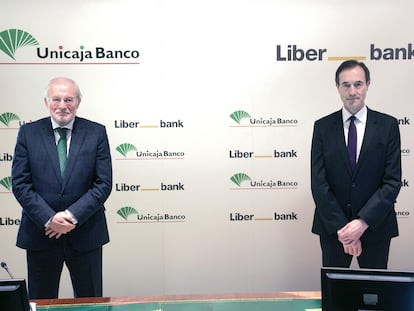 El presidente de Unicaja, Manuel Azuaga (i) junto con el consejero delegado de Liberbank, Manuel Menéndez. EFE/Unicaja