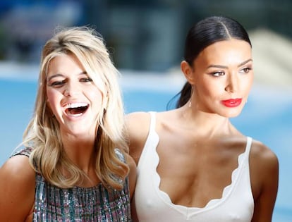 Kelly Rohrbach e Ilfenesh Hadera, que también participan en la película, posan ante los fotógrafos en el estreno Berlín en actitud muy diferente. Hadera, que parece que no ha pillado la gracia que hace que su compañera se parta de risa, ofrece su mejor perfil; Rohrbach regala su mejor sonrisa.