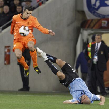 Van Persie supera al uruguayo Ríos en el duelo de semifinales.