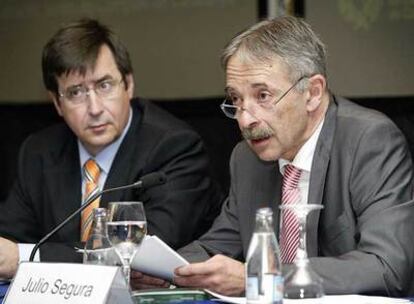 Segura lee su intervención junto al vicepresidente del colegio de censores, Miguel Antonio Pérez.