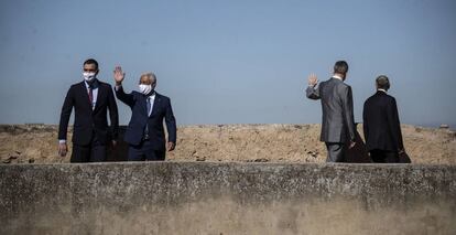 Los cuatro han dado después un breve paseo por la muralla, desde la que se divisa el Guadiana y Portugal; primero el Rey con Sousa y más atrás los jefes de Gobierno.